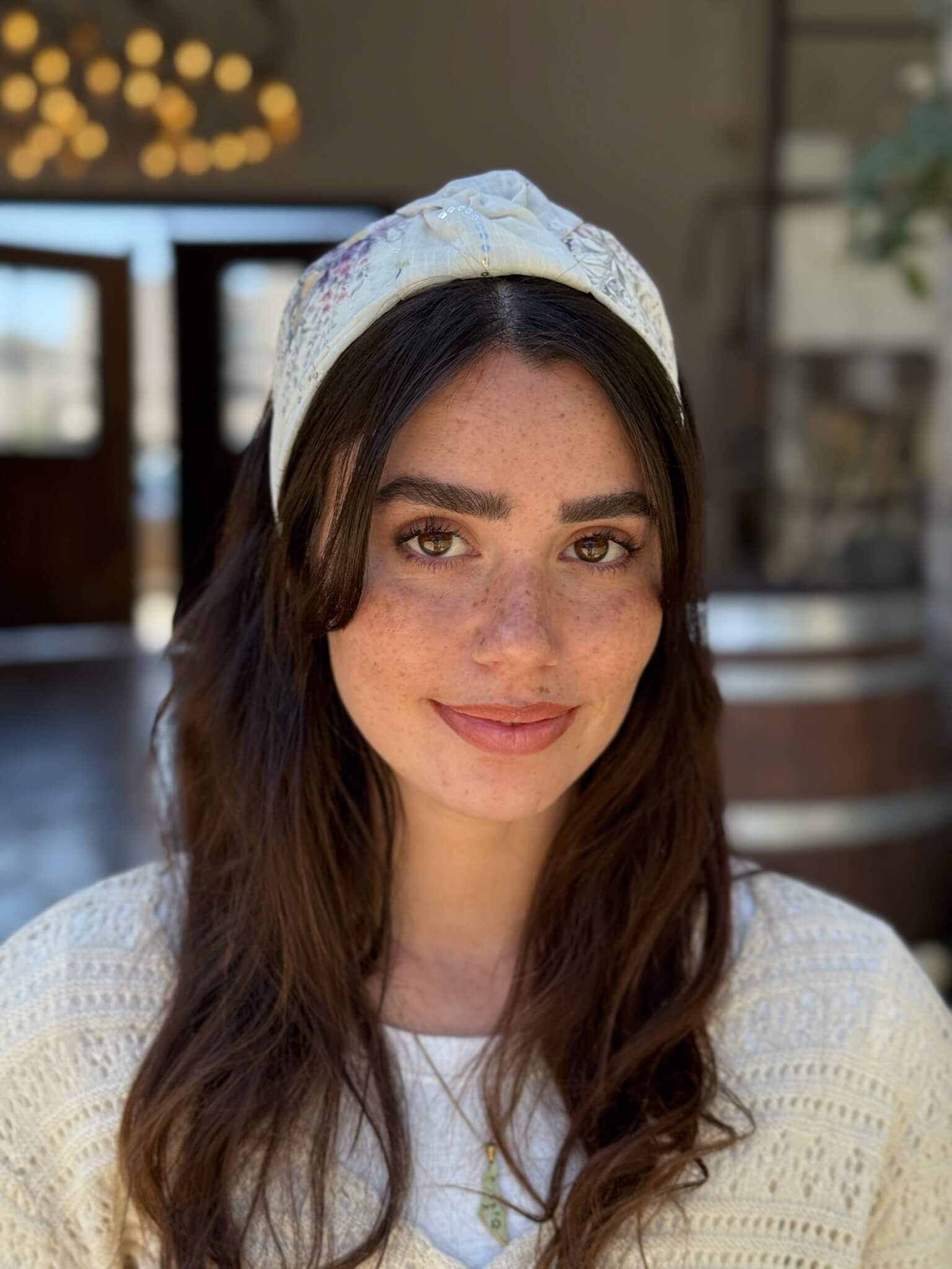 קשת לשיער שיפון פירחוני על בסיס אוף ווייט עם רקמה עדינה פייט עדין