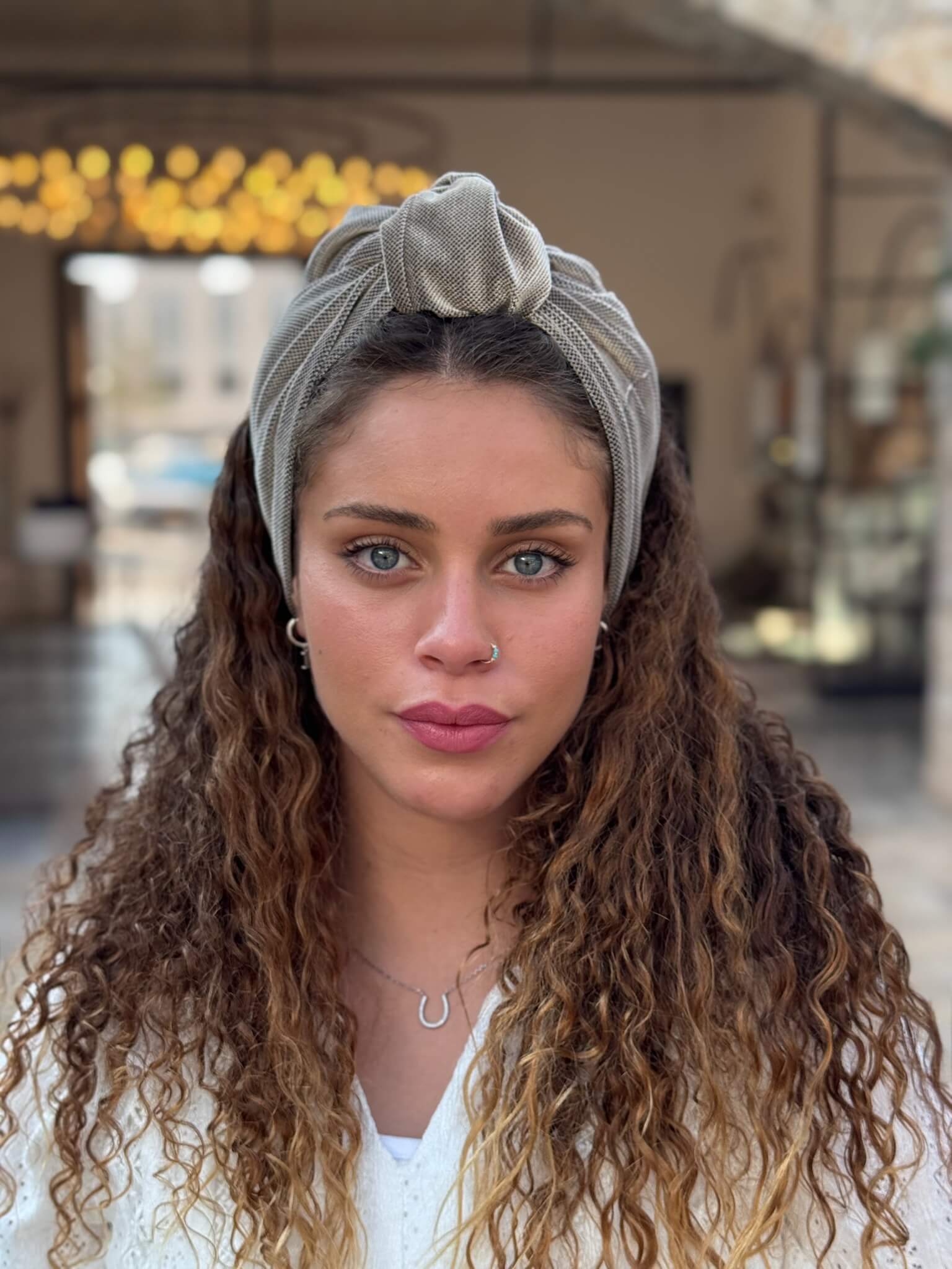 סרט קשירה לשיער קטיפה ביז נקודות שחורות