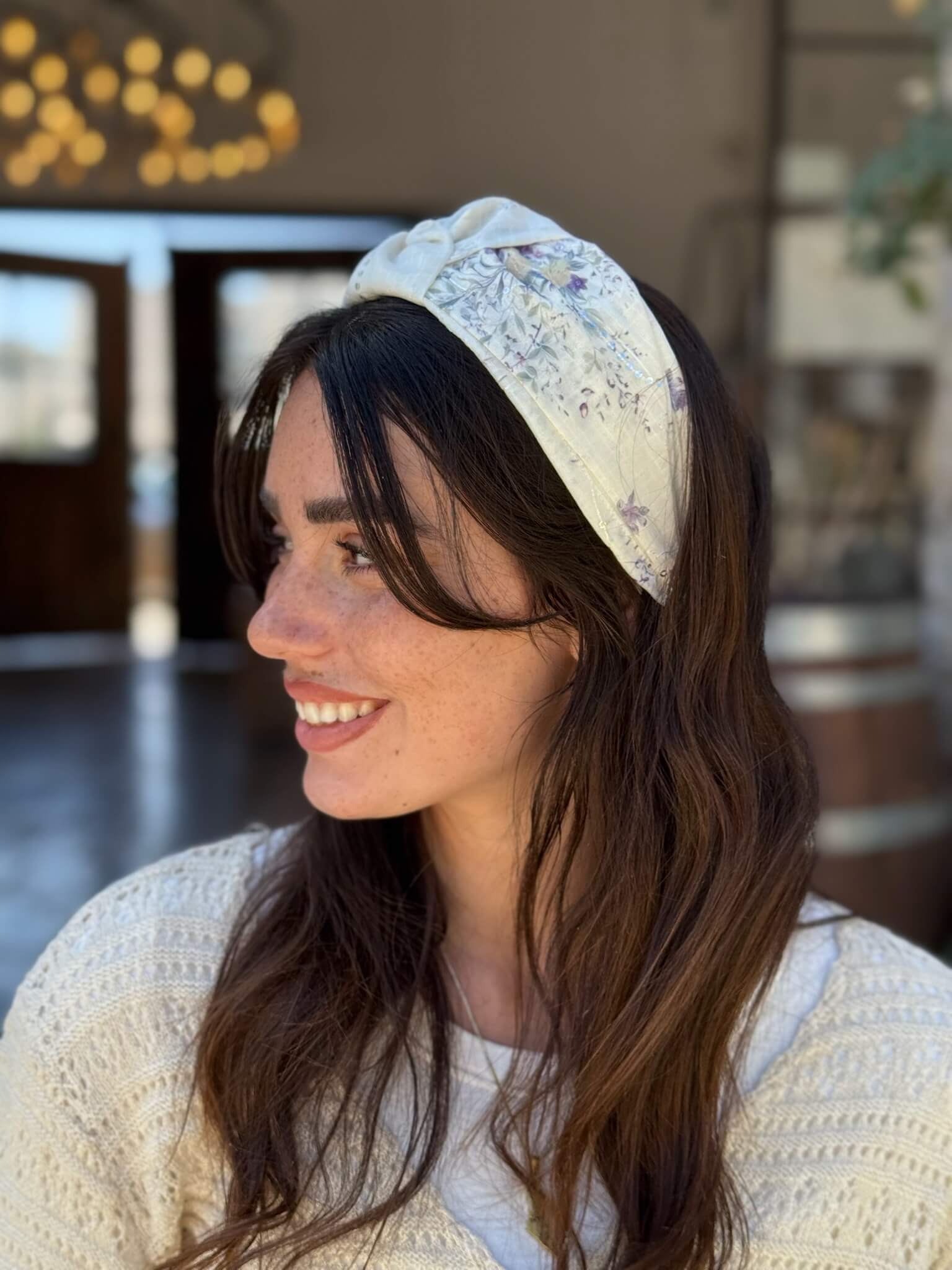 קשת לשיער שיפון פירחוני על בסיס אוף ווייט עם רקמה עדינה פייט עדין