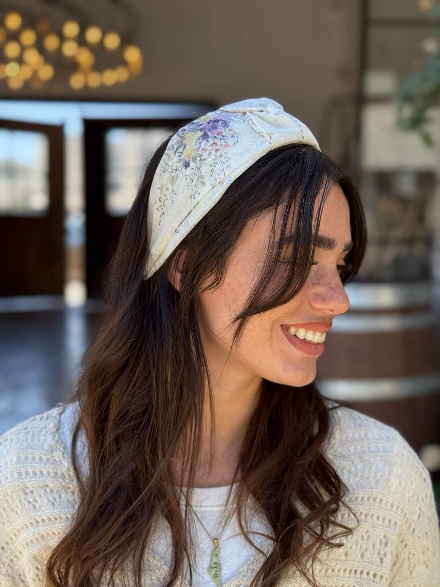קשת לשיער שיפון פירחוני על בסיס אוף ווייט עם רקמה עדינה פייט עדין