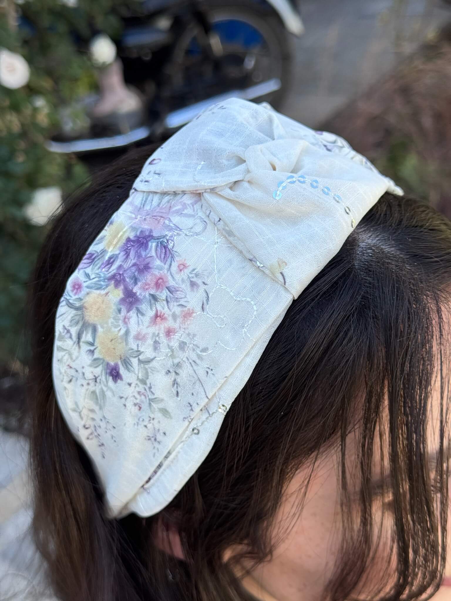 קשת לשיער שיפון פירחוני על בסיס אוף ווייט עם רקמה עדינה פייט עדין
