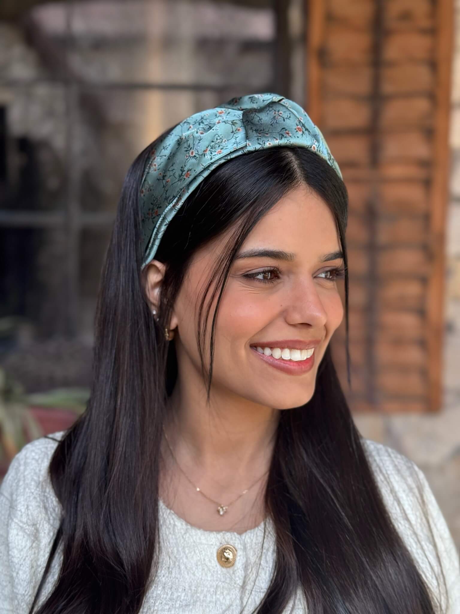 קשת לשיער שיפון מבריק ירוק מעושן פירחוני