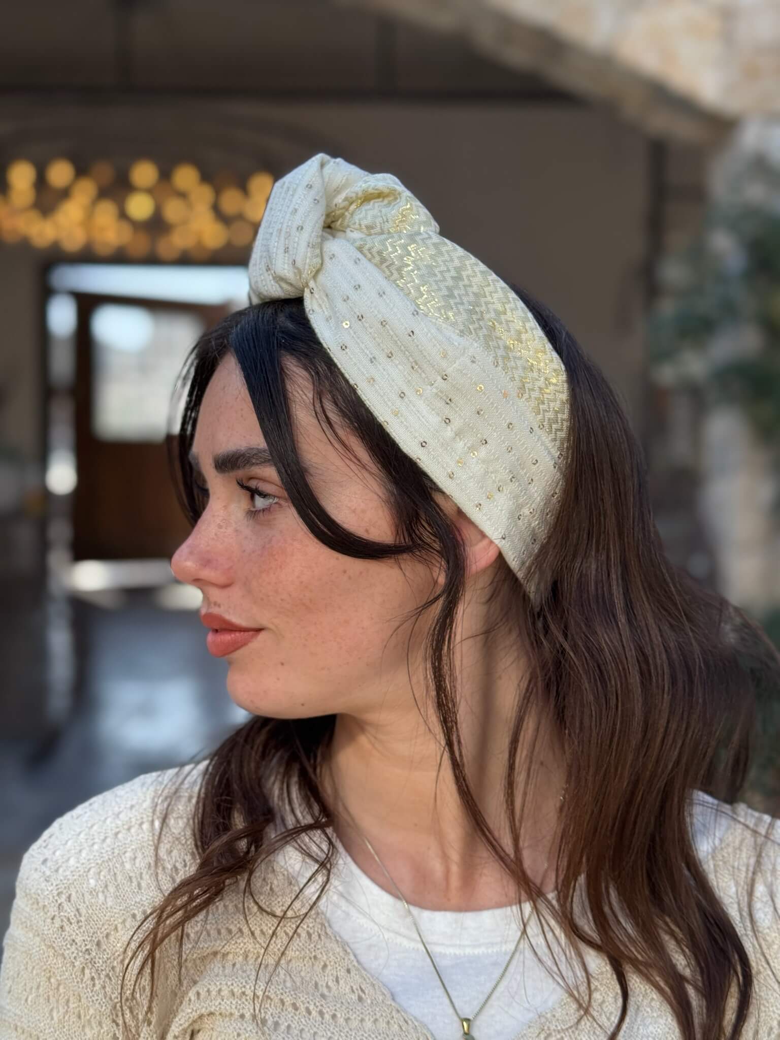 סרט קשירה לשיער אוף וית עם עיטורים בזהב