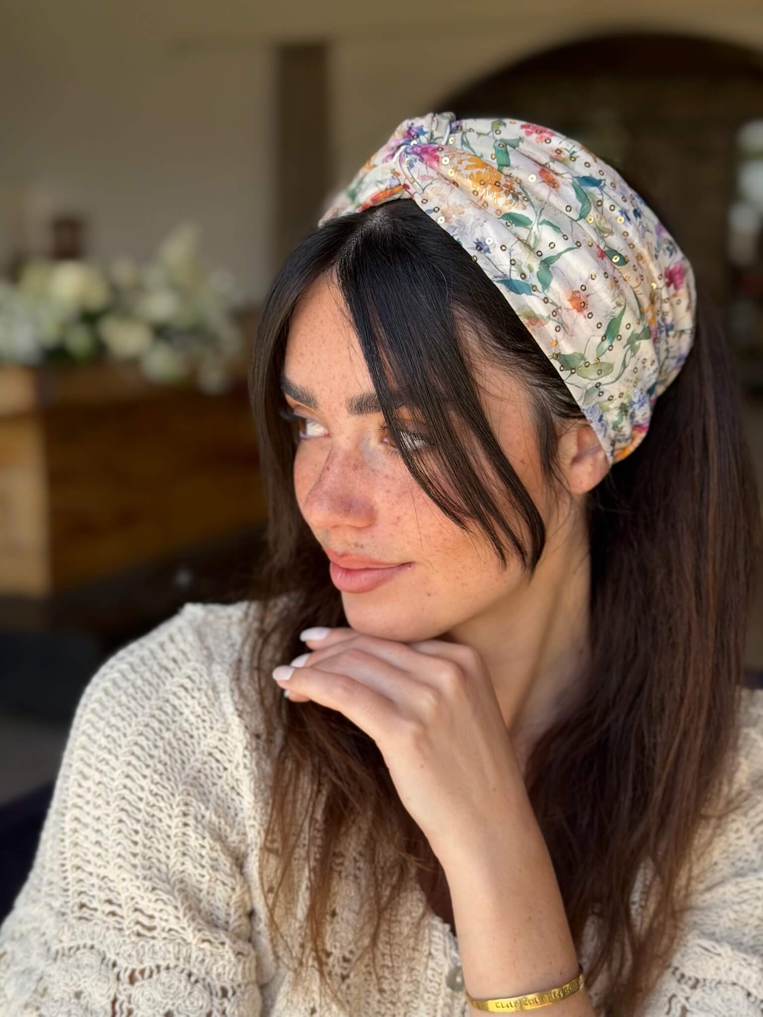 מיני טורבן שיפון עם פייט עדין זהב פירחוני ציבעוני עדין