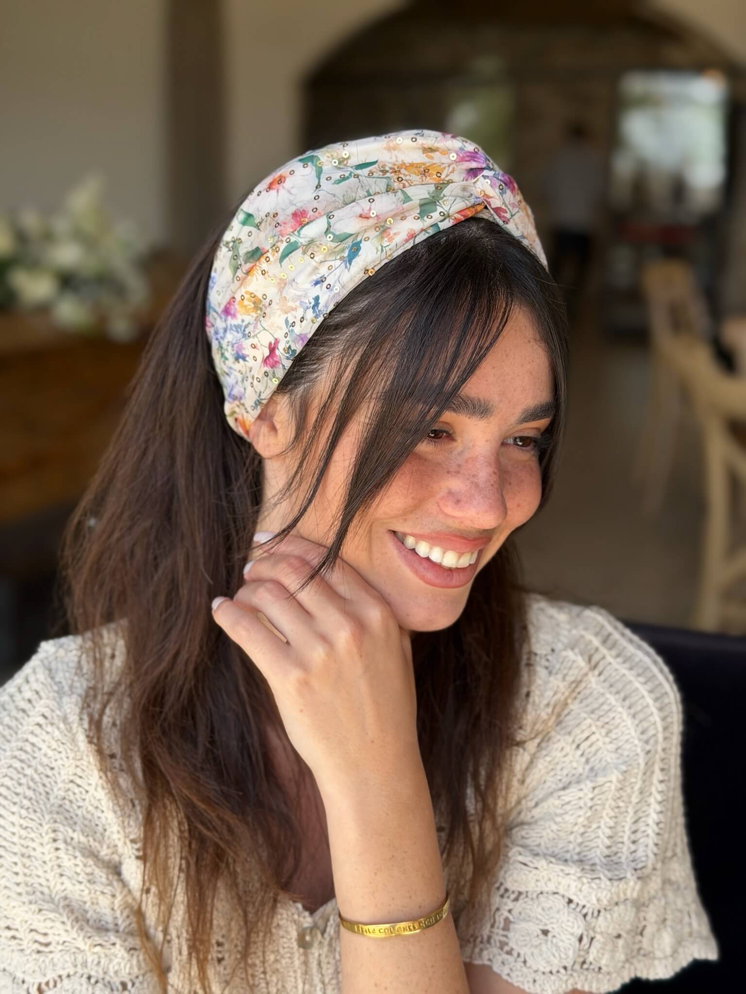 מיני טורבן שיפון עם פייט עדין זהב פירחוני ציבעוני עדין