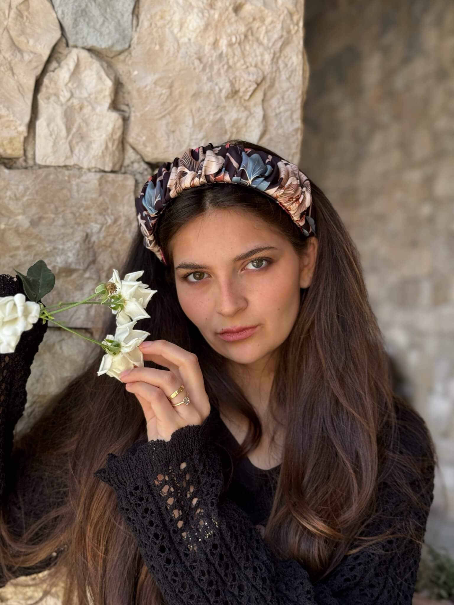קשת לשיער שיפון שחור פרחוני ניוד תכלת וביז
