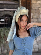 מטפחת ראש ברוקד תכלת פייטים עם זהב משולב עם שיפון זהב בהיר