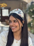 קשת לשיער שיפון פירחוני על בסיס שמנת עם רקמה זהב עדין