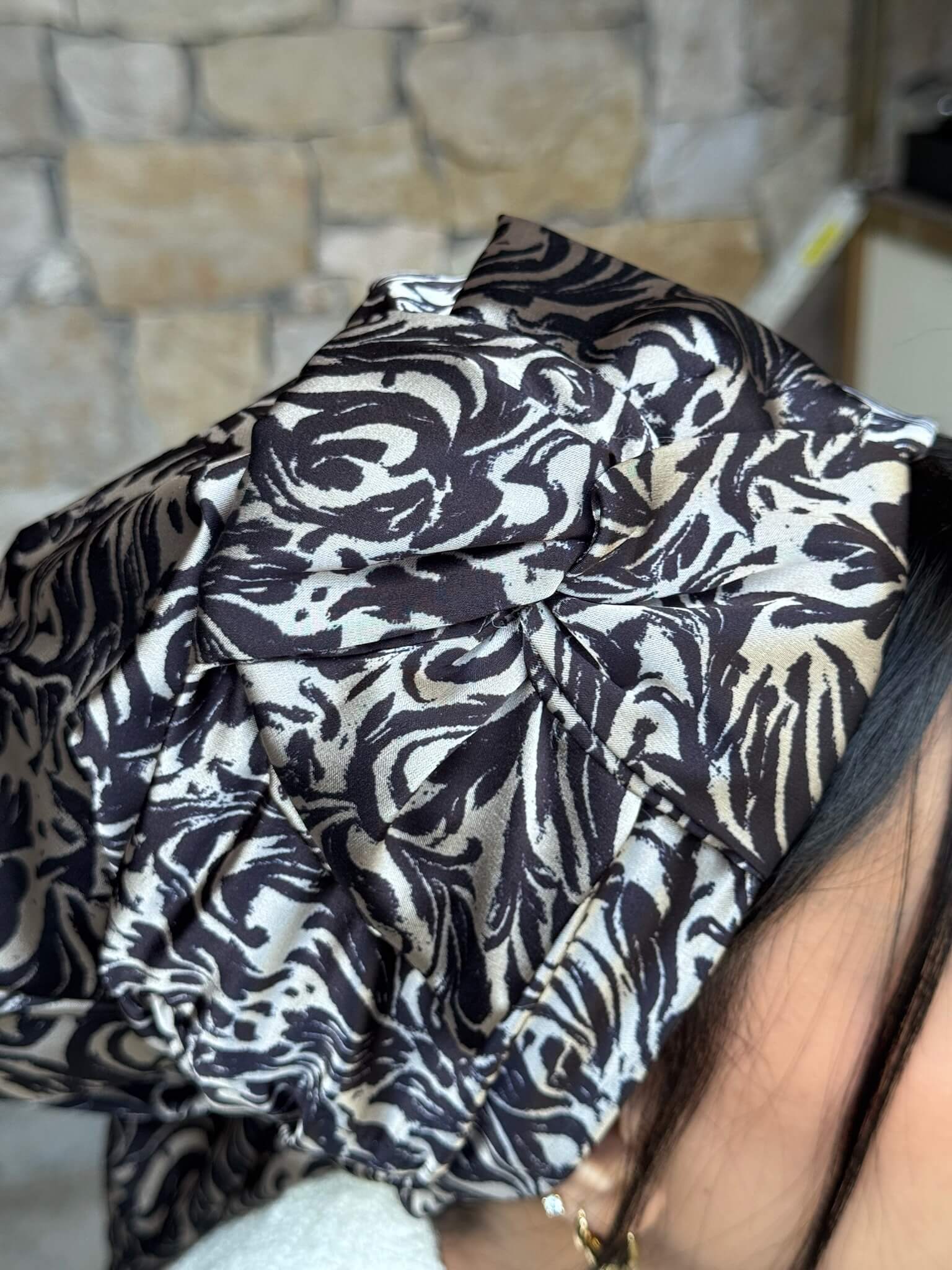 מטפחת ראש שיפון שחור ובז פייזלי