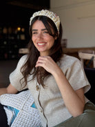 קשת לשיער שיפון פירחוני על בסיס שמנת עם פייט עדין זהב