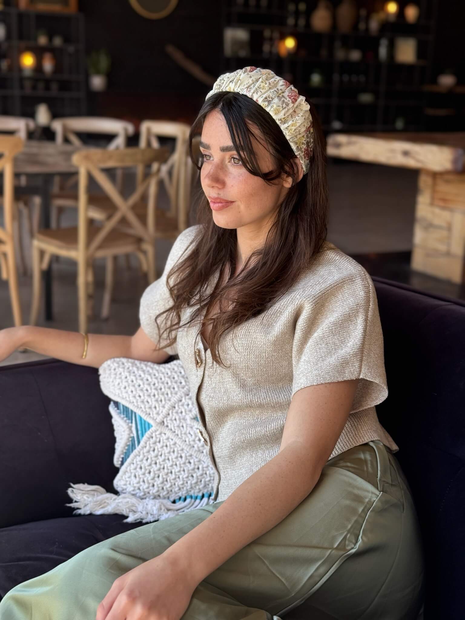 קשת לשיער שיפון פירחוני על בסיס שמנת עם פייט עדין זהב