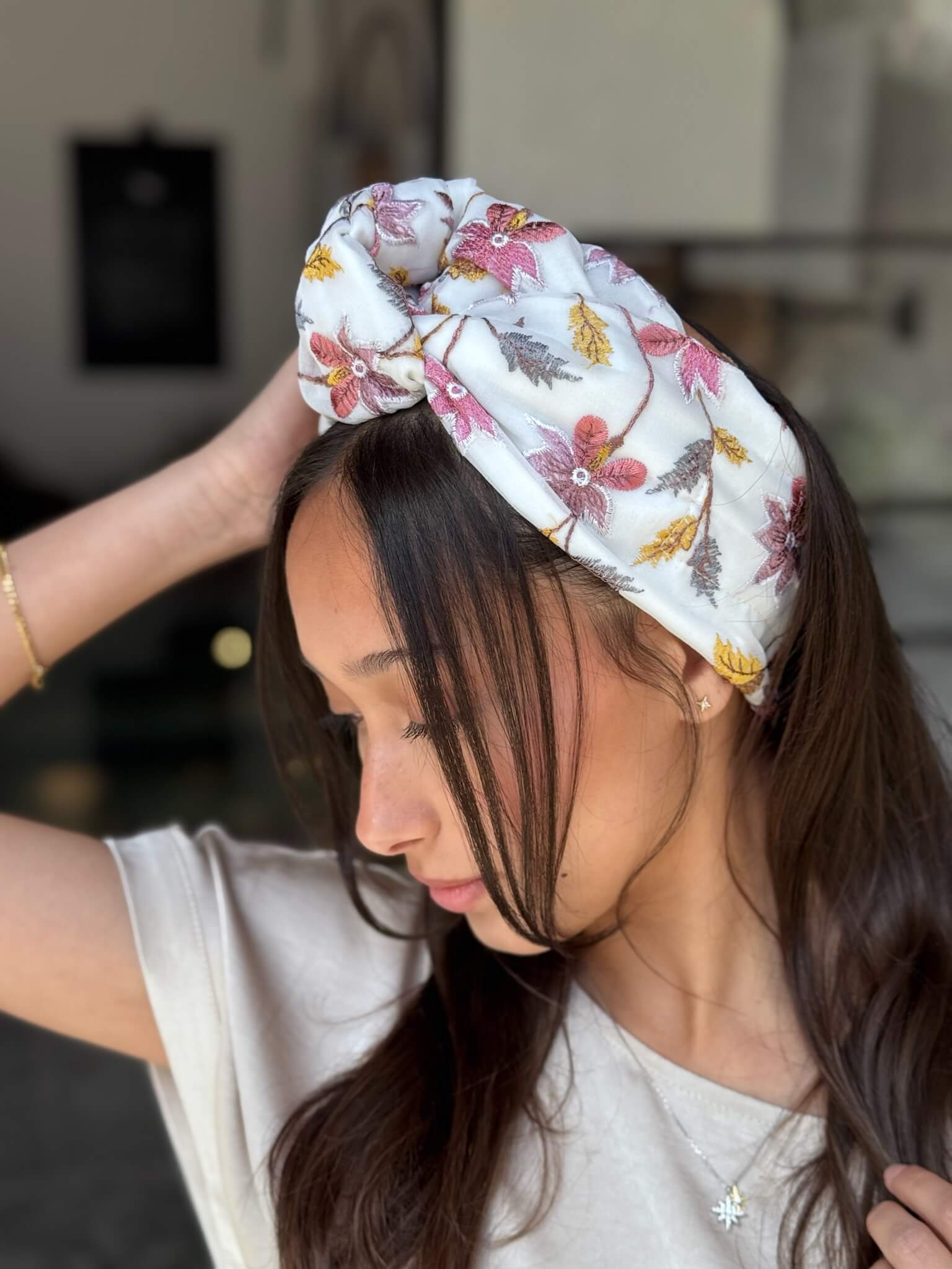 סרט לקשירה לשיער על בסיס שיפון שמנת ופרחים ורודים וחרדל