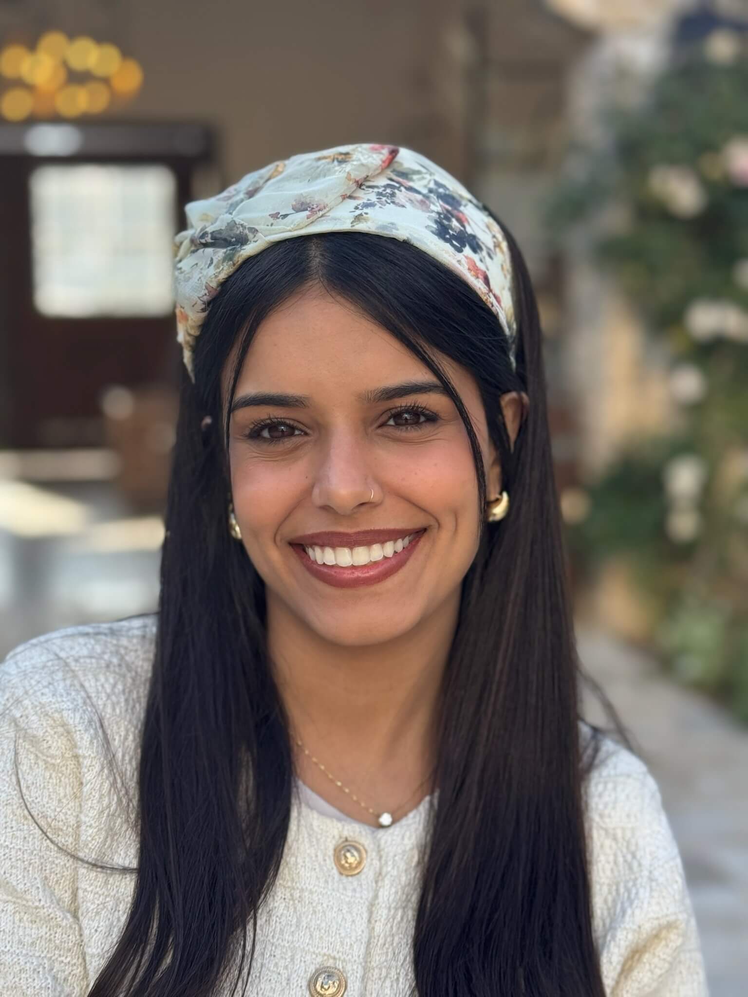 קשת לשיער שיפון פירחוני על בסיס שמנת עם רקמה זהב עדין